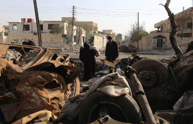 
"Bombardean al azar": Civiles bajo los escombros tras ataques de la coalición en Mosul
