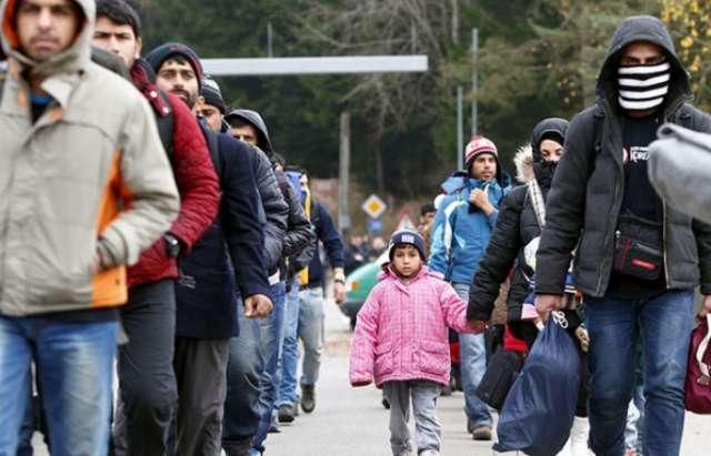 "Merkel dejó entrar a los refugiados para evitar imágenes de violencia en la frontera"