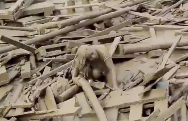 Pérou: une jeune femme lutte pour sa survie dans une coulée de boue - VIDEO