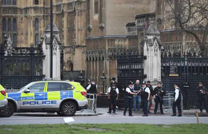 GB: un policier poignardé, un assaillant abattu par la police(officiel)