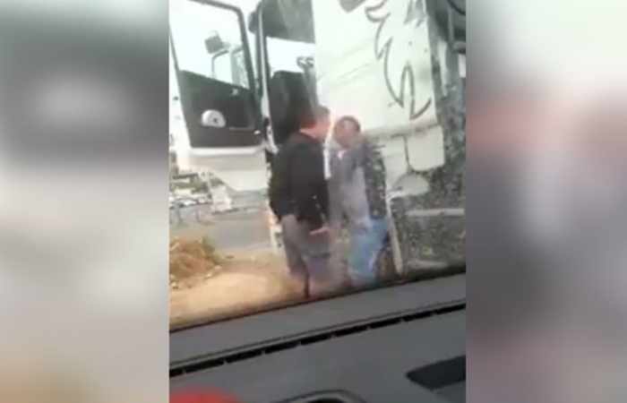 Un policier israélien perd ses nerfs et agresse violemment un chauffeur palestinien - VIDEO