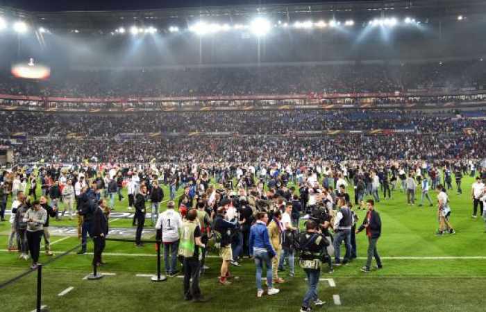 Peleas y una invasión de campo obligaron a retrasar el Lyon-Beşiktaş