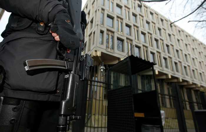 Un bebé 'terrorista' de tres meses, citado por la Embajada de EE.UU. en Londres