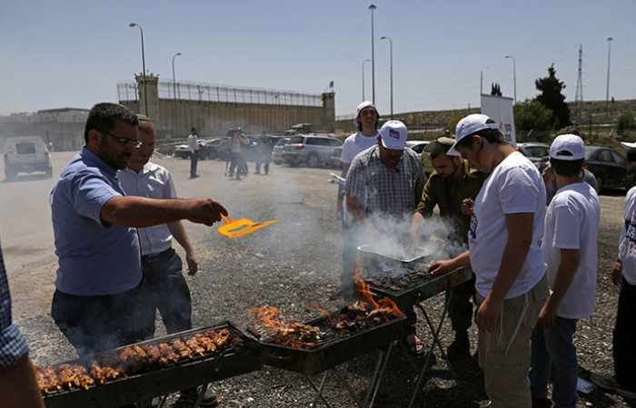 Des militants de droite israéliens organisent un barbecue pour affamer les grévistes palestiniens