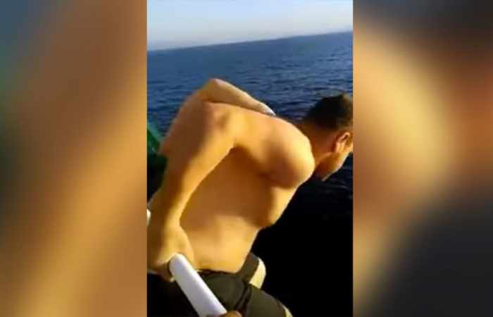L'incroyable vidéo d'un marin algérien qui saute du pont d'un pétrolier pour sauver un baleineau