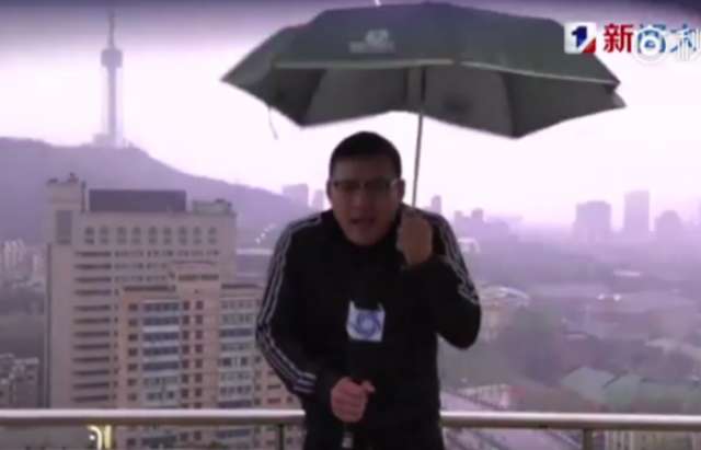 La foudre frappe un présentateur chinois en direct - VIDEO