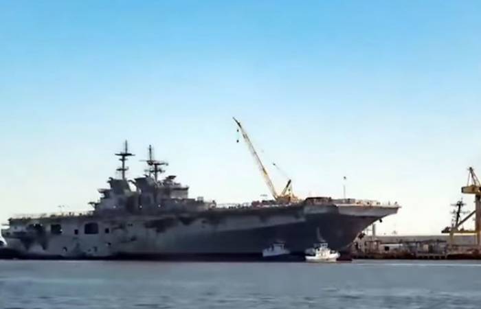 La Marina de EE.UU. bota un colosal barco de guerra de 46.000 toneladas