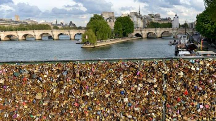 París subasta los candados del amor por los refugiados