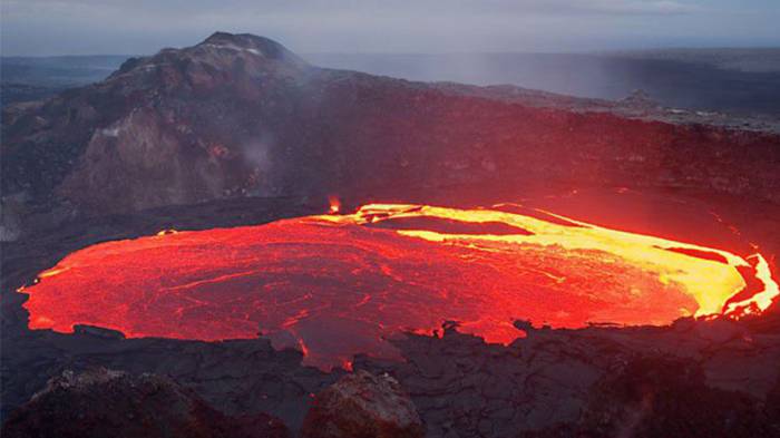 Les impressionnantes images d'un volcan entrant en éruption à Hawaï - VIDEO
