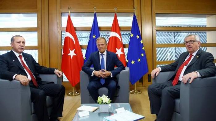 Erdogan se ve con Tusk y Juncker tras la Reunión de Líderes de la OTAN