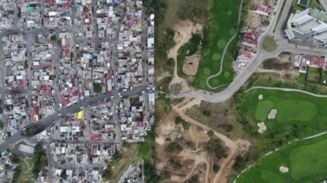 A vista de dron: El muro mexicano que separa el lujo de la pobreza
