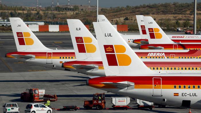 España: Multan a la aerolínea Iberia por realizar pruebas de embarazo a aspirantes a azafatas