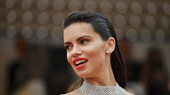 La modelo brasileña, Adriana Lima, pasa sus vacaciones en Turquía