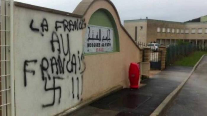 Cuelgan cabeza de cerdo en la puerta de una mezquita en Francia