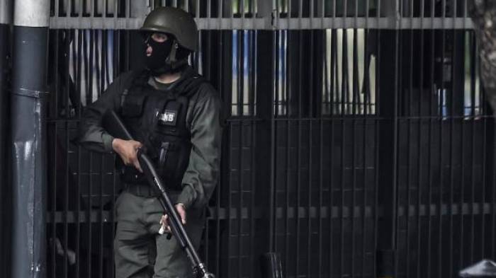 Maduro llama a diálogo mientras ordena detención de los magistrados