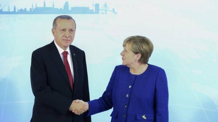 Merkel toma como ejemplo a Erdogan