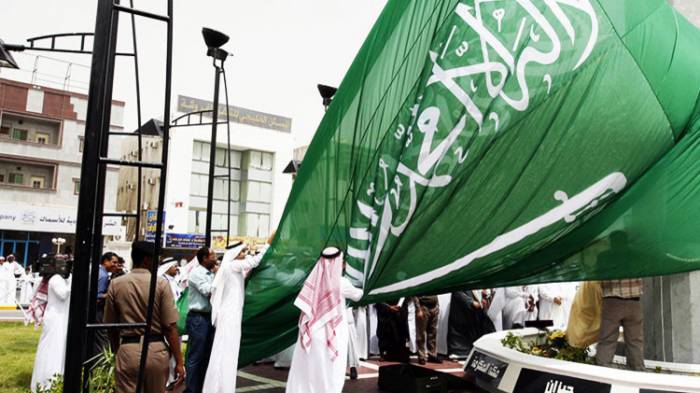 Dos desconocidos abren fuego contra la Policía en Arabia Saudita, un muerto y heridos