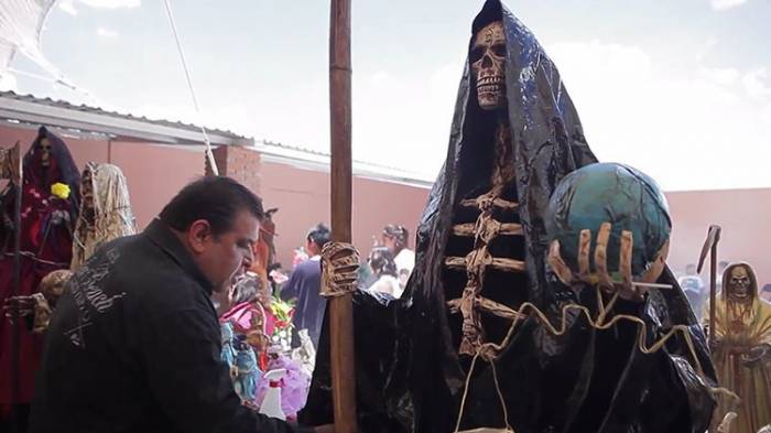 El siniestro culto de México: peregrinos honran a la Santa Muerte de Tepatepec