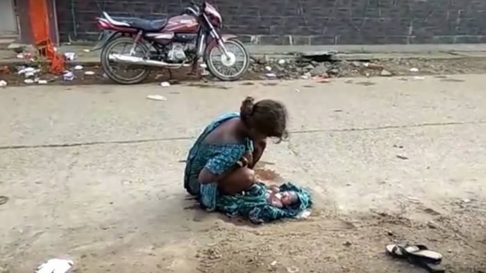 Inde : une adolescente de 17 ans obligée d'accoucher à quelques mètres de l'hôpital - VIDEO