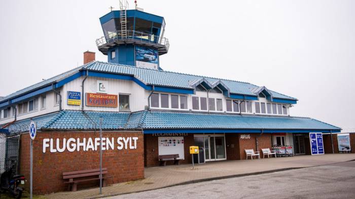 Maschine von Air Berlin schießt über Landebahn auf Sylt hinaus