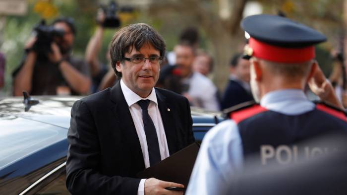 Katalanischer Regierungschef Puigdemont tritt vor das Regionalparlament