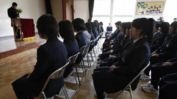 Nicht Schwarz genug: Japanerin klagt Schule wegen regelmäßiger Nötigung zur Haarfärbung an