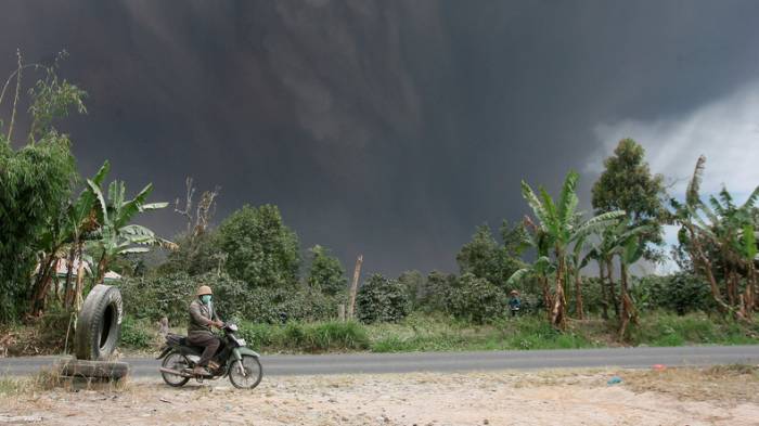 Vulkan Sinabung in Indonesien spuckt erneut Asche