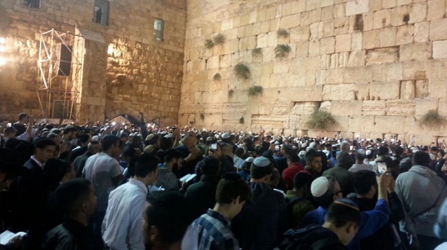 Des milliers de Juifs se rassemblent à Jérusalem pour prier avant Yom Kippour