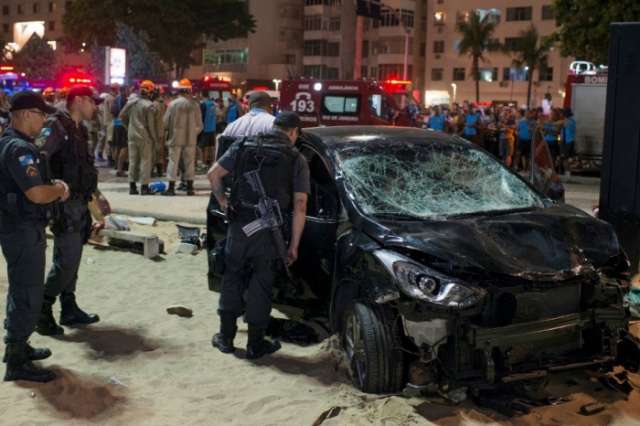 Car plows through Copacabana sidewalk, kills baby, injures 15