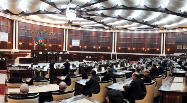 İlk iclas başladı: yeni deputatlara vəsiqə verildi