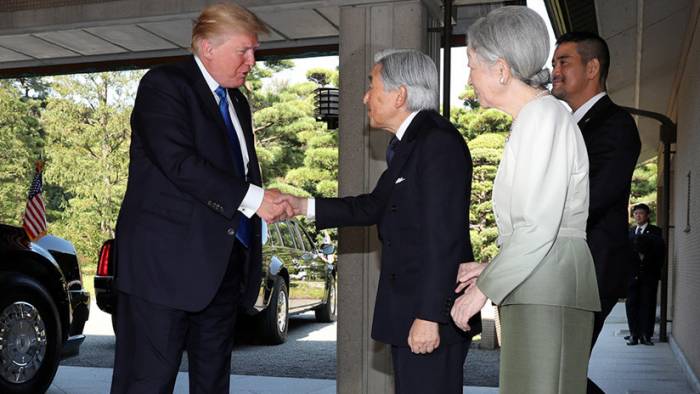Rompiendo la tradición: Trump no se inclinó ante el emperador de Japón