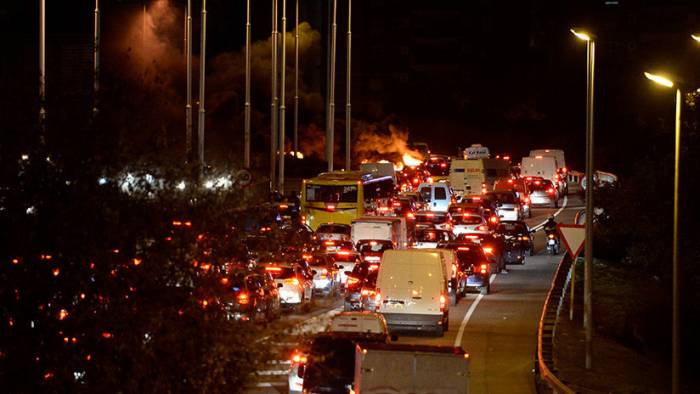 España: Cortan carreteras y vías de tren en Cataluña por el encarcelamiento de sus líderes