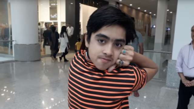 Eulenmensch: 14-jähriger Pakistaner kann seinen Kopf um 180 Grad nach hinten drehen