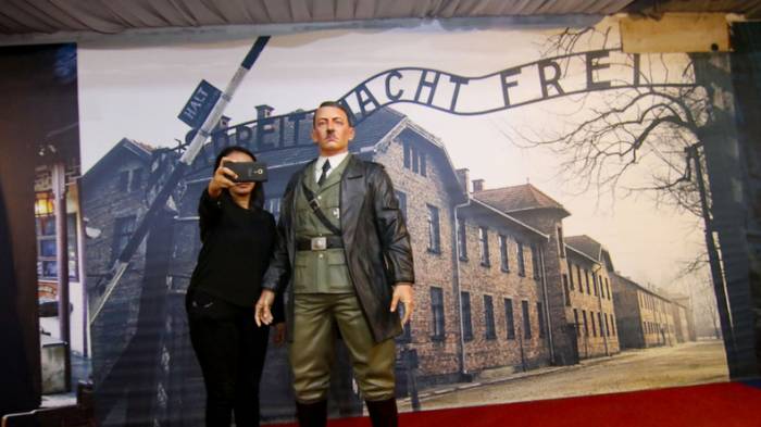 Un musée fait scandale en proposant des selfies avec un Hitler