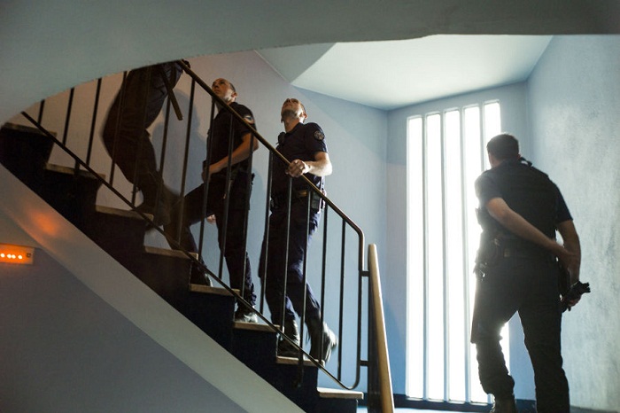 Elle jette ses meubles par la fenêtre et blesse un policier