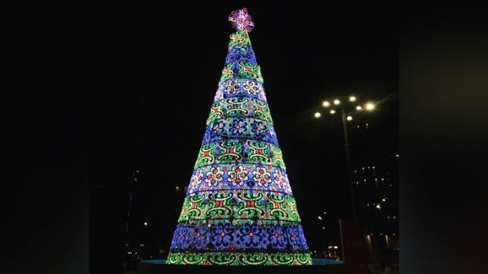 Mailand: Gambischer Migrant versucht Kreuz von Weihnachtsbaum zu entfernen Mailand: Gambischer Migrant versucht Kreuz von Weihnachtsbaum zu entfernen