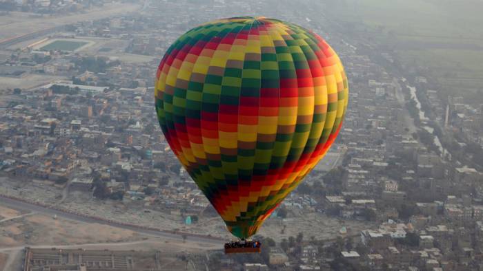 Egipto: Se estrella en Luxor un globo aerostático con turistas (FOTO)