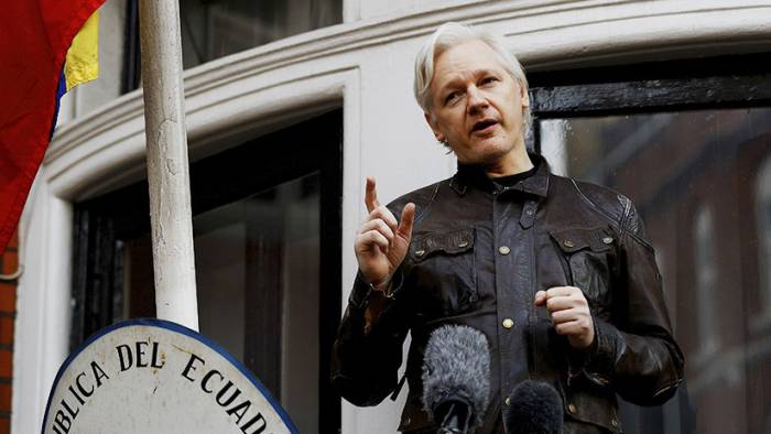 Assange desconcierta a la Red con un misterioso tuit