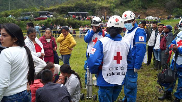 Al menos 13 muertos al sepultar alud un autobús en Colombia