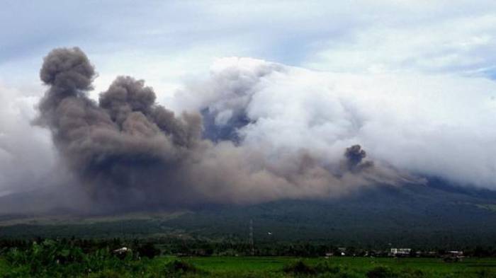 Vulkan auf Philippinen spuckt Lava 700 Meter in den Himmel