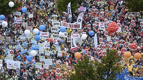 30,000 rally in Helsinki to protest proposed government cuts - VIDEO