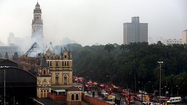 Brazil railway station blaze kills firefighter in Sao Paulo - V?DEO