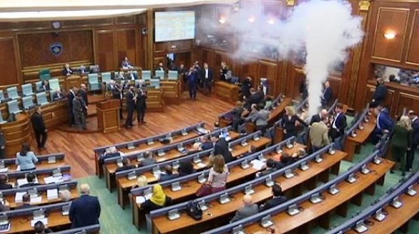 Gaz lacrymogènes : les députés kosovars empoisonnent le débat VIDEO