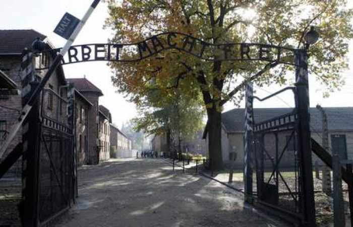 Le groupe s'étant dénudé devant Auschwitz sera poursuivi