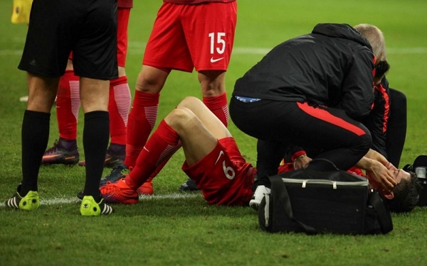 Football: la star polonaise Lewandowski chute après l`explosion d`un pétard - VIDEO