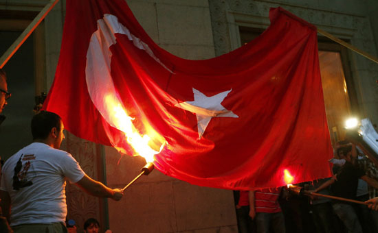 Ermənilər Türk bayrağını yandırdı