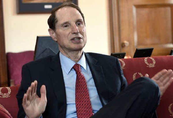 Sen. Wyden stops blocking a bill allowing funding of NSA, FBI and CIA