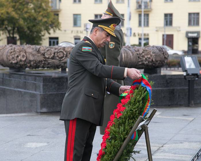 Le ministre azerbaïdjanais de la Défense visite le Monument de la Victoire à Minsk