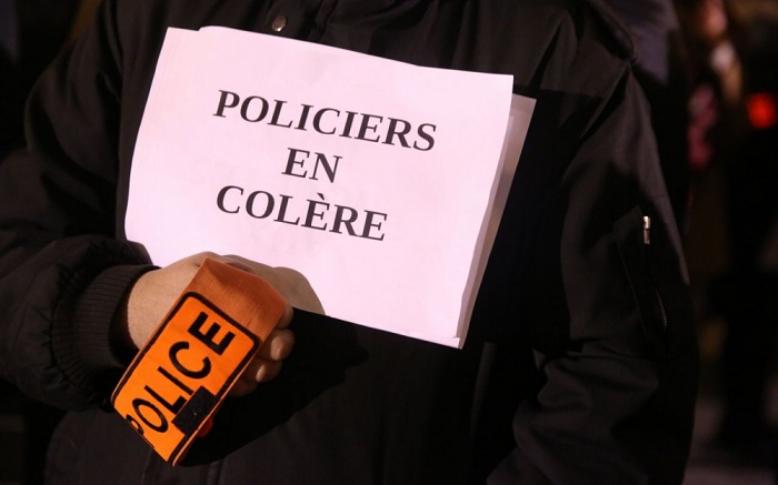 Deux cents policiers défilent à Paris