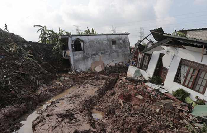 Sri Lanka garbage mound collapse kills 11